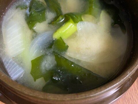 アスパラとわかめと玉ねぎの生姜入り味噌汁